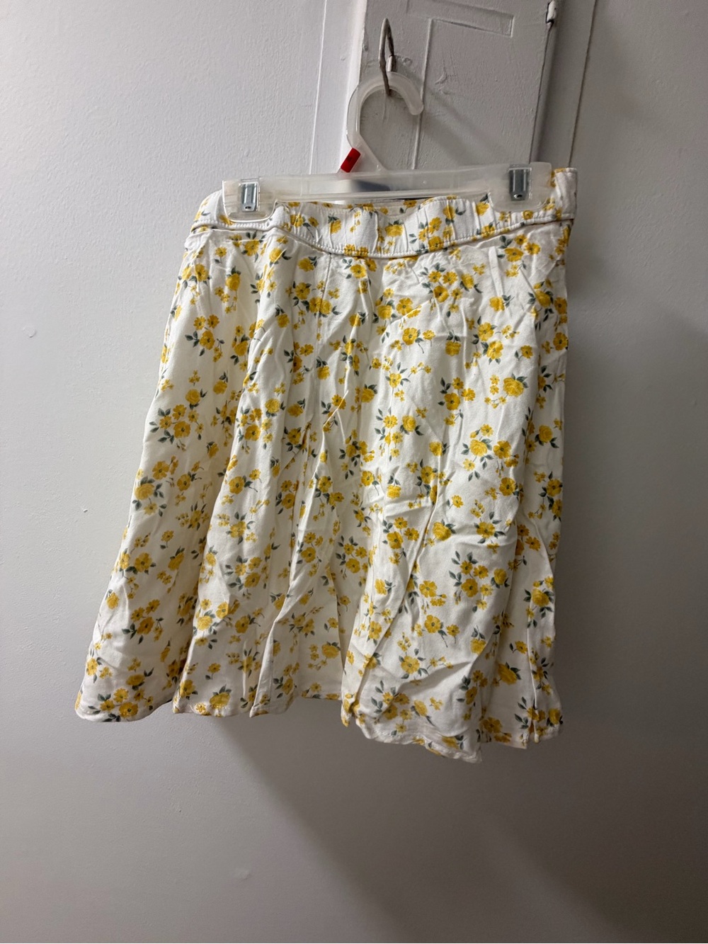 Hollister Ultra High-Rise Floral Mini Skirt – White & Yellow Ditsy Print - Picture 2 of 4